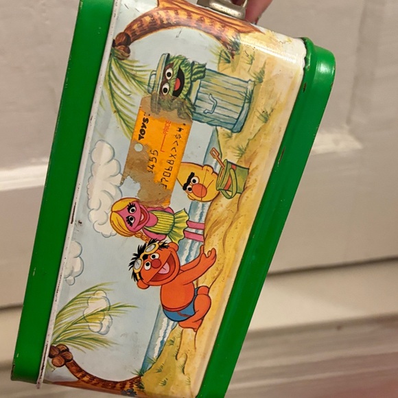 Sesame Street Green Metal Lunchbox with Bert and Ernie Design - Picture 6 of 9
